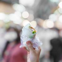 Frau Hand halten Erdnuss Eis Sahne rollen beim Nacht Markt. Taiwan Straße Essen und Reise Konzept foto