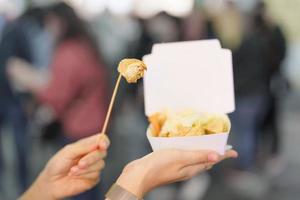 Frau Hand halten stinkend Tofu beim Nacht Markt, berühmt Taiwanese Straße Essen von Taiwan. exotisch Essen im lokal Markt foto