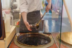 Tapioka Perlen mit braun Zucker Boba Milch Tee beim Nacht Markt, berühmt Taiwanese Blase Tee von Taiwan. Straße Essen und Reise im ändern, Taipeh Konzept foto