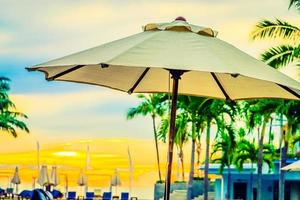 Regenschirm im Luxushotel Pool Resort bei Sonnenaufgang foto