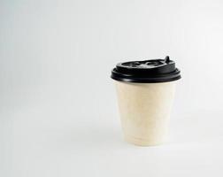 geröstet Arabica Kaffee Bohnen, bereit zu machen Kaffee Das Menschen mögen zu trinken. platziert im ein Weiß Kaffee Tasse Papier auf das Hintergrund. sieht aus schön und appetitlich. trinken. foto