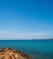 landschaft sommer panoramaansicht front natur gesehen entlang der berge felsen küste und meer ozean, blick blauer himmel, horizont wind kühle brise, angenehm während des reisetages, entspannen, rayong, thailand foto