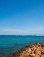 landschaft sommer panoramaansicht front natur gesehen entlang der berge felsen küste und meer ozean, blick blauer himmel, horizont wind kühle brise, angenehm während des reisetages, entspannen, rayong, thailand foto