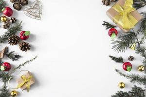 Weihnachtszusammensetzung von Geschenkboxen mit Zweigen foto
