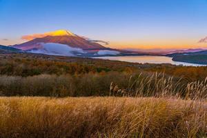 schöne Landschaft von mt. Fuji in der Herbstsaison foto