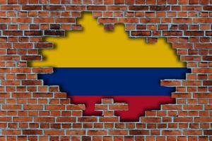 3d Flagge von Kolumbien hinter das gebrochen alt Stein Mauer Hintergrund. foto