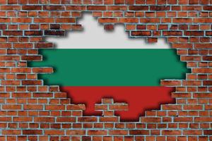 3d Flagge von Bulgarien hinter das gebrochen alt Stein Mauer Hintergrund. foto