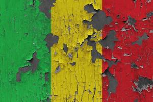 3d Flagge von Mali auf ein alt Stein Mauer Hintergrund. foto
