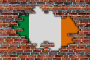 3d Flagge von Irland hinter das gebrochen alt Stein Mauer Hintergrund. foto