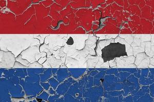 3d Flagge von Niederlande auf ein alt Stein Mauer Hintergrund. foto