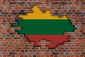 3d Flagge von Litauen hinter das gebrochen alt Stein Mauer Hintergrund. foto