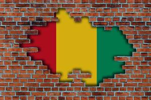 3d Flagge von Guinea hinter das gebrochen alt Stein Mauer Hintergrund. foto