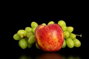 Trauben und Apfel auf ein schwarz Hintergrund. foto