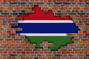 3d Flagge von Gambia hinter das gebrochen alt Stein Mauer Hintergrund. foto