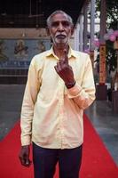 Neu Delhi, Indien - - April 04 2023 - - unbekannt Menschen zeigen ihr Tinte markiert Finger nach Gießen Stimmen im Vorderseite von Polling Stand von Osten Delhi Bereich zum mcd lokal Körper Wahlen 2022 foto