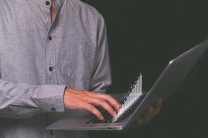 Mann benutzt einen Computer mit Hologramm foto