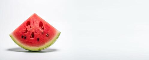 ein Scheibe von rot frisch Wassermelone auf ein Weiß Hintergrund. gesund Essen ökologisch Produkt. Header Banner Attrappe, Lehrmodell, Simulation mit Raum. ai generiert. foto