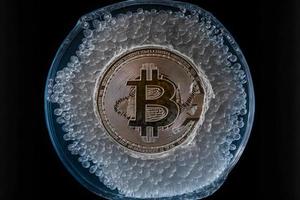 Bitcoin gefroren Innerhalb Eis Würfel, Bitcoin Preis Krise Konzept. neural Netzwerk generiert Kunst foto