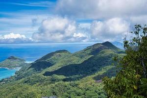 Morgen blanc Natur Pfad, Aussicht von Hafen launay Strand Bereich und Silhouette Insel, mahe Seychellen foto