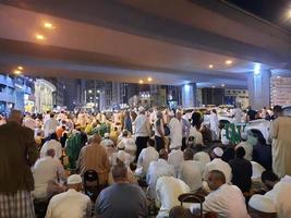 Mekka, Saudi Arabien, April 2023 - - Pilger von anders Länder von das Welt sind draußen Masjid al-haram, Makkah auf das siebenundzwanzigster Nacht von Ramadan. foto