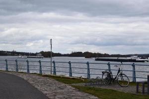 Fahrrad beim das Rhein und Schiffe auf das Wasser foto