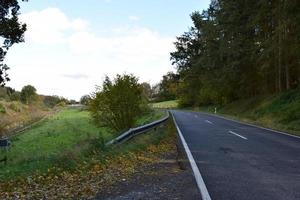 Landstraße im Herbst foto