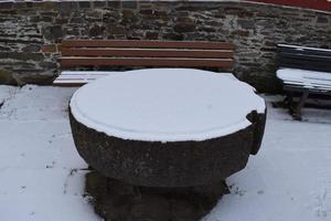 Schnee bedeckt runden Tabelle foto
