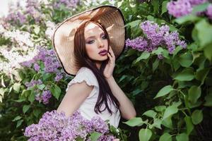 ein modisch Mädchen mit dunkel Haar, ein Frühling Porträt im lila Töne im Sommer. hell Fachmann bilden. foto