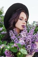ein modisch Mädchen mit dunkel Haar, ein Frühling Porträt im lila Töne im Sommer. hell Fachmann bilden. foto