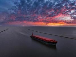 Öl - - chemisch Tanker beim Meer - - Antenne Aussicht foto