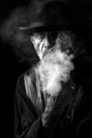 Mann Rauchen das Rohr foto