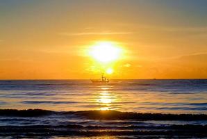 Sonnenuntergang über dem Meer am Abend, Boot segeln auf dem Meer foto