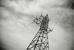 ein Pylon in schwarz und weiß. Hochspannungsleitung. foto