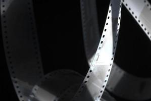 schwarzer abstrakter Hintergrund mit 35mm fotografischem Film foto
