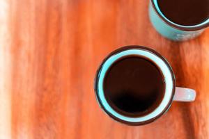 Tasse gebrühten schwarzen Kaffee auf dem Holztisch foto