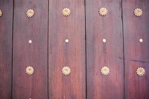 vertikales Holzplattenmuster mit dekorativer Metallbefestigung foto