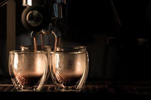 Espressomaschine, die einen Kaffee brüht foto