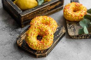 köstlich frisch Donuts im Gelb Glasur mit Zitrone Geschmack Füllung foto