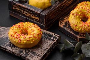 köstlich frisch Donuts im Gelb Glasur mit Zitrone Geschmack Füllung foto