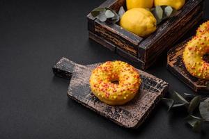 köstlich frisch Donuts im Gelb Glasur mit Zitrone Geschmack Füllung foto