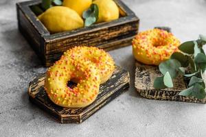 köstlich frisch Donuts im Gelb Glasur mit Zitrone Geschmack Füllung foto