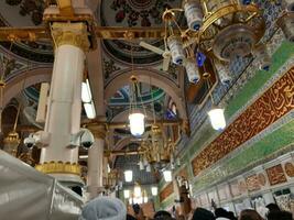 Medina, Saudi Arabien, April 2023 - - Muslim Pilger sind gehen zu Besuch Roza rasool beim Masjid al Nabawi Medina. foto