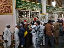 Medina, Saudi Arabien, April 2023 - - Muslim Pilger sind gehen zu Besuch Roza rasool beim Masjid al Nabawi Medina. foto