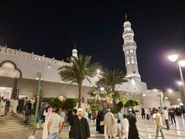 Medina, Saudi Arabien, April 2023 - - ein schön Aussicht von das Gebäude und Minarette von das quba Moschee im Medina, Saudi Arabien beim Nacht. foto