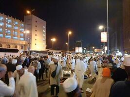 Mekka, Saudi Arabien, April 2023 - - Pilger von anders Länder von das Welt sind draußen Masjid al-haram, Makkah auf das siebenundzwanzigster Nacht von Ramadan. foto