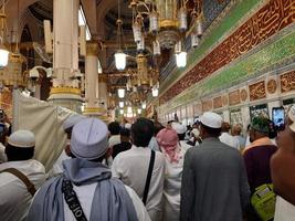 Medina, Saudi Arabien, April 2023 - - Muslim Pilger sind gehen zu Besuch Roza rasool beim Masjid al Nabawi Medina. foto