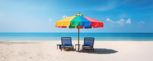 Sommer- Stühle und Regenschirme auf tropisch Meer und Strand mit Blau Himmel Hintergrund. generativ ai foto