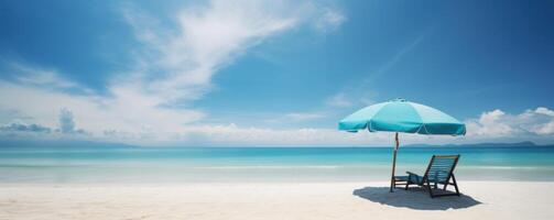 Sommer- Stühle und Regenschirme auf tropisch Meer und Strand mit Blau Himmel Hintergrund. generativ ai foto