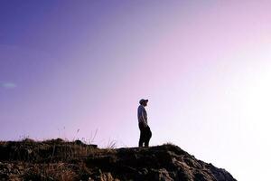 Mann Trekking im das Berg, Achtsamkeit und Meditation, bilbao, Spanien foto