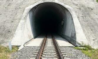 Zug Tunnel Laufen durch Berg foto